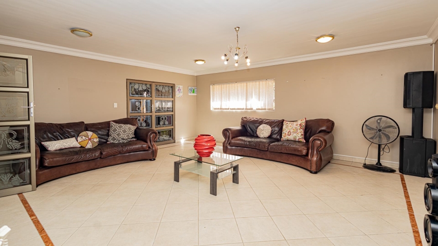 7 Bedroom Property for Sale in Plattekloof Western Cape